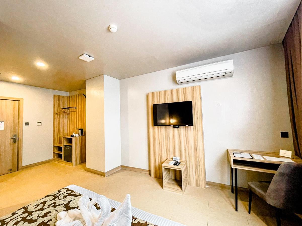 Madison 101 Hotel + Tower Quezon City Esterno foto